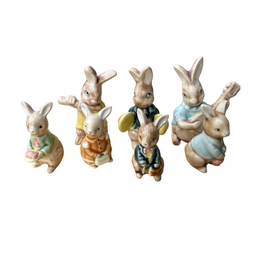 105 - A COLLECTION OF PORCELAIN RABBIT AND PIG ORNAMENTS