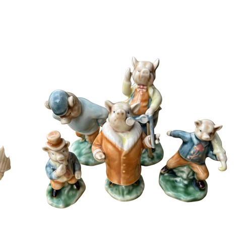 105 - A COLLECTION OF PORCELAIN RABBIT AND PIG ORNAMENTS