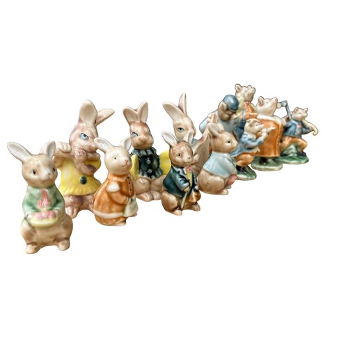 105 - A COLLECTION OF PORCELAIN RABBIT AND PIG ORNAMENTS