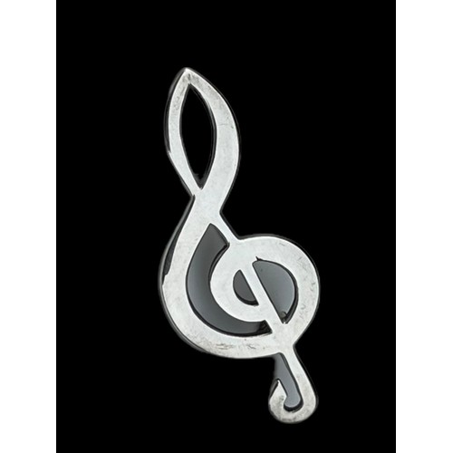 244 - A SILVER MUSIC NOTE BROOCH