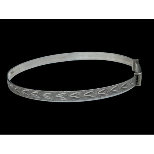 245 - A DESIGNED PATTERNED SILVER BRACELET