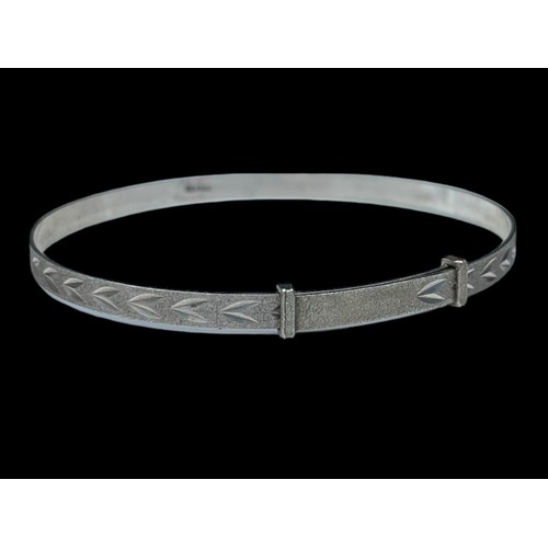 245 - A DESIGNED PATTERNED SILVER BRACELET