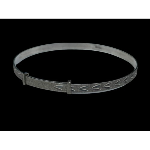 245 - A DESIGNED PATTERNED SILVER BRACELET