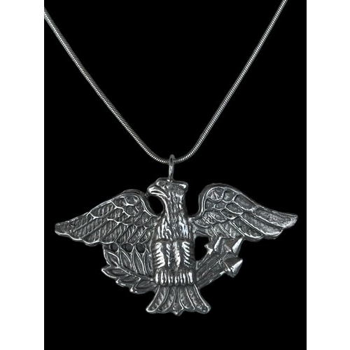 254 - A LARGE AMERICAN EAGLE SILVER PENDANT ON A SILVER SNAKE CHAIN 20G