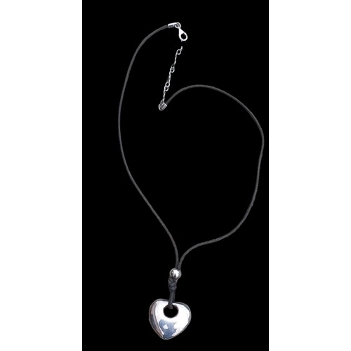 255 - A SILVER ROPE NECKLACE WITH A HEAVY SILVER HEART & FITTINGS