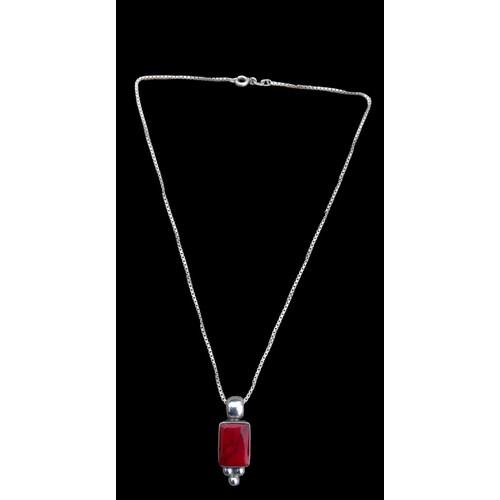 268 - A BEAUTIFUL DESIGNER STYLE SILVER PENDANT SET WITH A RED STONE ON A SILVER CHAIN