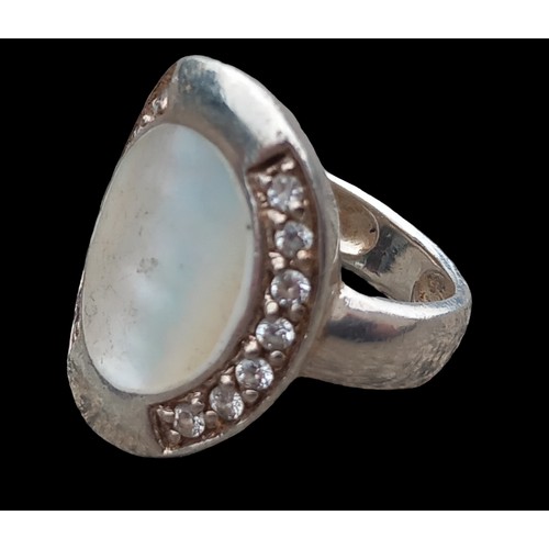 270 - A SILVER AND MOTHER OF PEARL RING WITH GEM STONE SIDES