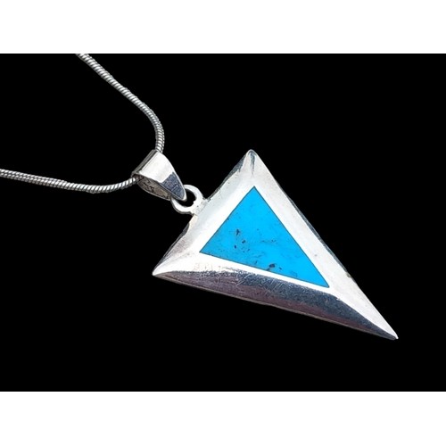 283 - A TRIANGULAR SILVER & TURQOIUSE PENDANT ON A SILVER SNAKE CHAIN