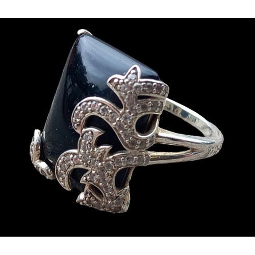 284 - AN ORNATE SILVER & BLACK STONE RING