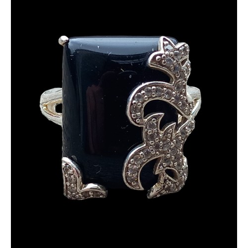 284 - AN ORNATE SILVER & BLACK STONE RING