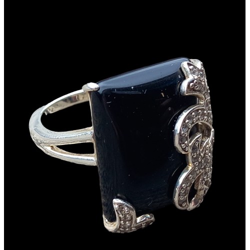 284 - AN ORNATE SILVER & BLACK STONE RING