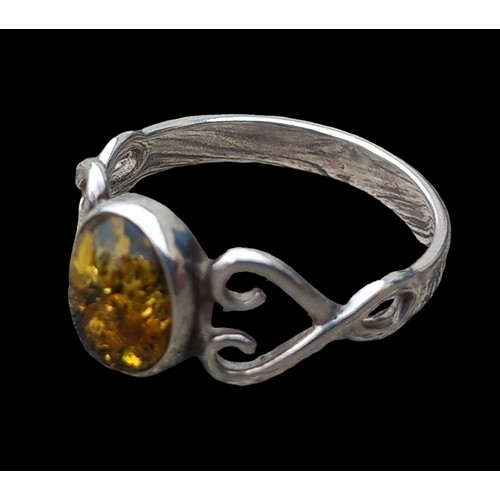 288 - A SILVER HEART BAND RING WITH AMBER STONE