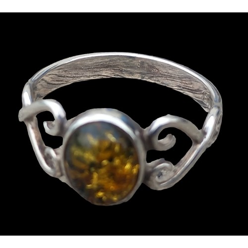 288 - A SILVER HEART BAND RING WITH AMBER STONE