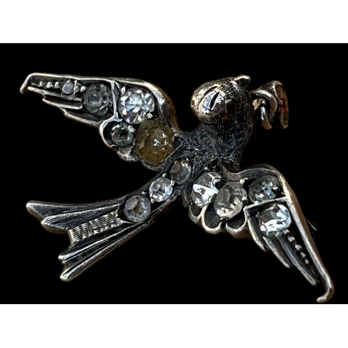 303 - A SILVER LOVE BIRD BROOCH SET WITH WHITE SAPPHIRE AND RUBY