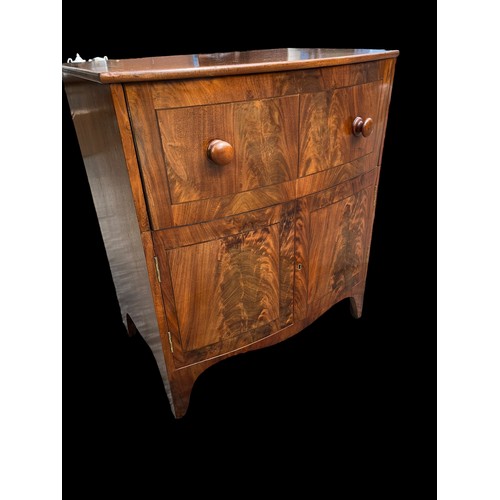 355 - AN USUAL GEORGIAN BOW FRONTED 2 DOOR CABINET 35 x 17.5 x 29