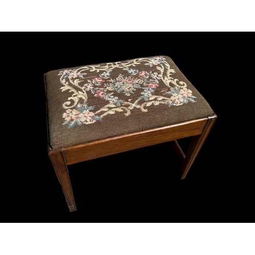 372 - A GEORGIAN TAPESTRY TOPPED STOOL