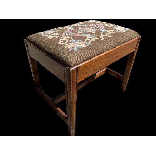 372 - A GEORGIAN TAPESTRY TOPPED STOOL