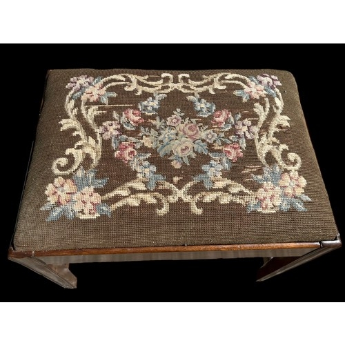 372 - A GEORGIAN TAPESTRY TOPPED STOOL