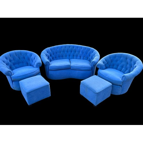 383 - A SKY BLUE DEEP BUTTON CURVED 3 PIECE SUITE WITH 2 MATCHING POUFFE