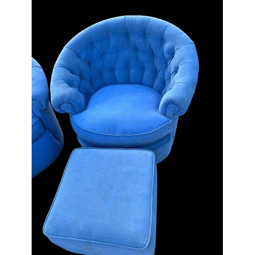 383 - A SKY BLUE DEEP BUTTON CURVED 3 PIECE SUITE WITH 2 MATCHING POUFFE