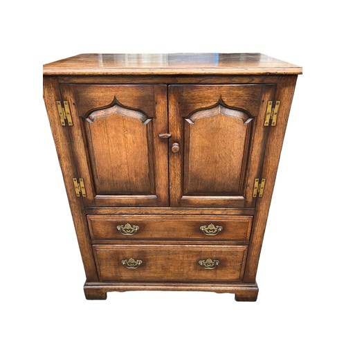 386 - A 2 DRAWERED 2 DOOR OAK COCKTAIL CABINET/TALLBOY 32 x 19 x 40.5