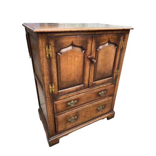 386 - A 2 DRAWERED 2 DOOR OAK COCKTAIL CABINET/TALLBOY 32 x 19 x 40.5