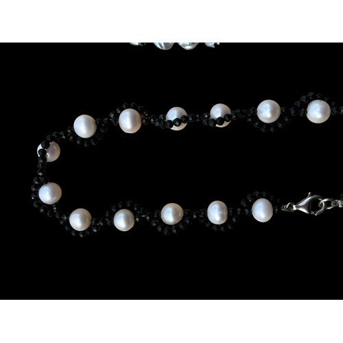 250 - A LOT OF 5 PEARL TYPE NECKLACE WITH SILVER CATCH