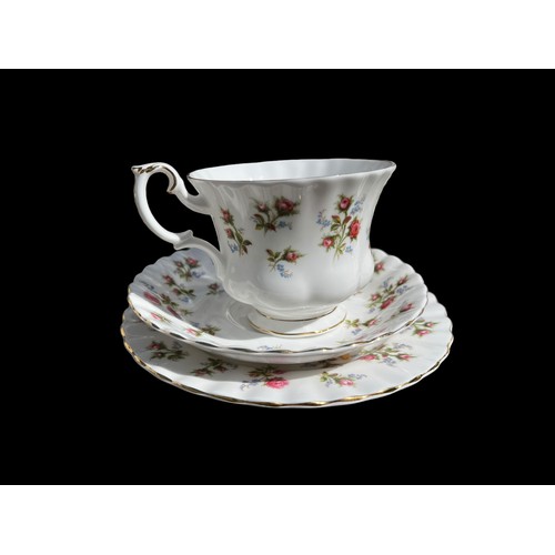 425 - A 39 PIECE SERVICE TO INCLUDE TEAPOT OF WINSOME PATTERN CHINA BY  ROYAL ALBERT