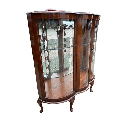 437 - A BEAUTIFUL DOUBLE BOWED DOOR AND CENTRE BOWED PANEL CHINA /DISPLAY CABINET **