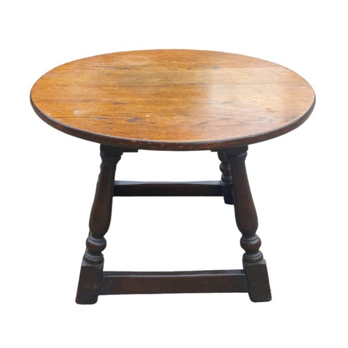 423 - AN ROUND OAK SIDE TABLE **