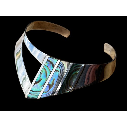 481 - A BEAUTIFUL SILVER DESIGNER CUFF BANGLE WITH ABOLONE DESIGN