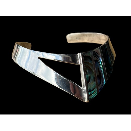 481 - A BEAUTIFUL SILVER DESIGNER CUFF BANGLE WITH ABOLONE DESIGN