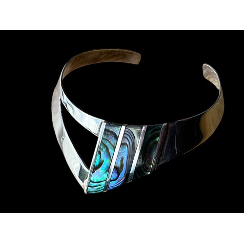 481 - A BEAUTIFUL SILVER DESIGNER CUFF BANGLE WITH ABOLONE DESIGN