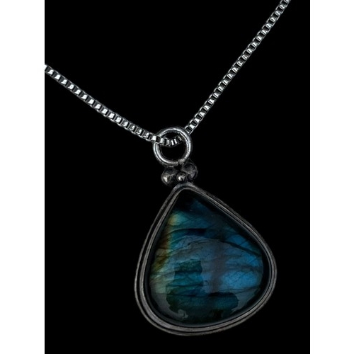 506 - A LARGE SILVER SEMI PRECIOUS PENDANT ON A SILVER CHAIN