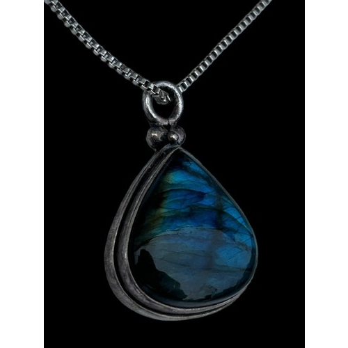 506 - A LARGE SILVER SEMI PRECIOUS PENDANT ON A SILVER CHAIN