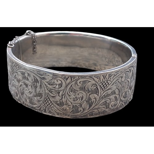 509 - A HIGHLY DECORATIVE SILVER BANGLE WITH SAFETY CHAIN ** w