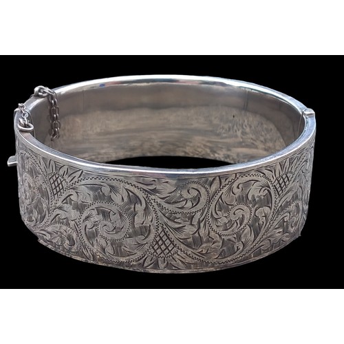 509 - A HIGHLY DECORATIVE SILVER BANGLE WITH SAFETY CHAIN ** w