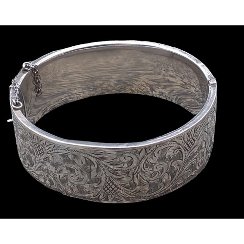 509 - A HIGHLY DECORATIVE SILVER BANGLE WITH SAFETY CHAIN ** w