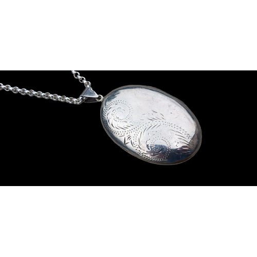 515 - A LARGE GOOD QUALITY ORNATE SILVER LOCKET ON A HIGH QUALITY LOOP LINK CHAIN 34.6G