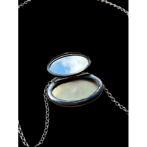 521 - A HALLMARKED BIRMINGHAM SILVER OVAL COMPACT/PILL BOX PENDANT ON A SILVER CHAIN