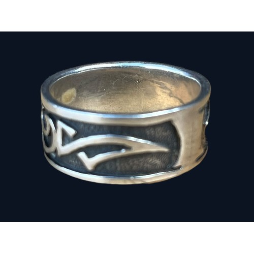 522 - AN ORNATE HEAVY SILVER RING