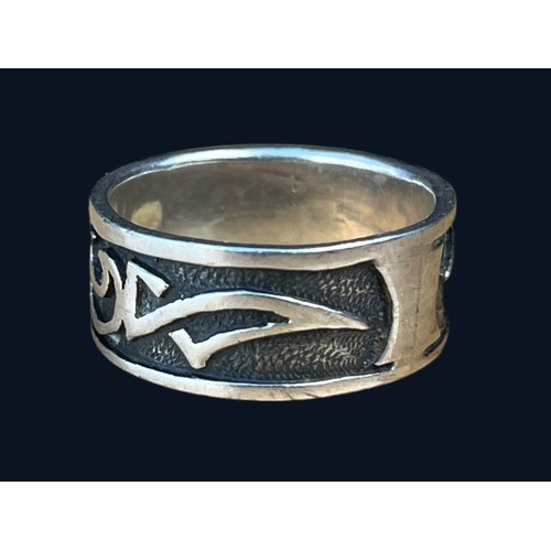 522 - AN ORNATE HEAVY SILVER RING