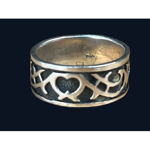 522 - AN ORNATE HEAVY SILVER RING