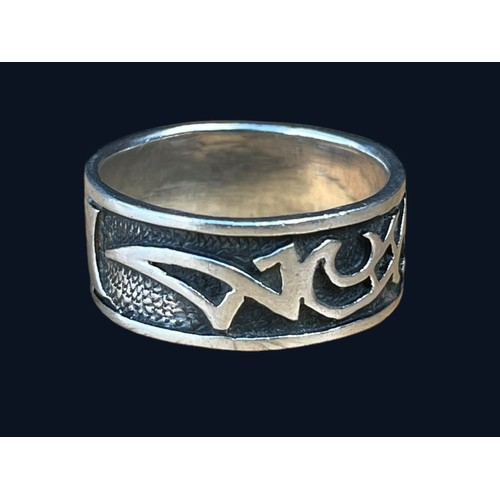 522 - AN ORNATE HEAVY SILVER RING