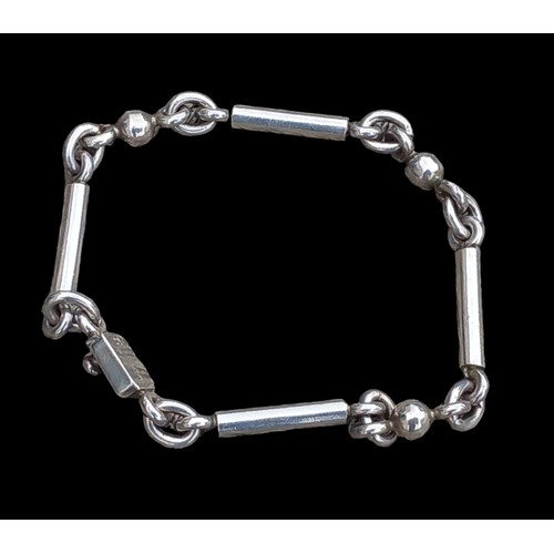 523 - A DESIGNER SILVER BALL, BAR & KNOT DESIGN BRACELET 16G