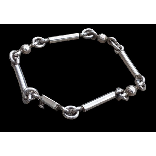 523 - A DESIGNER SILVER BALL, BAR & KNOT DESIGN BRACELET 16G