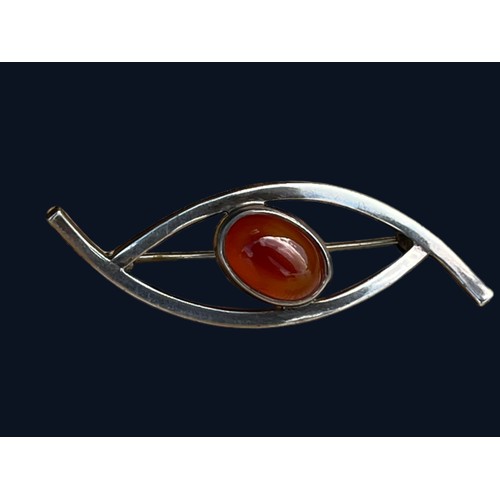 525 - A SILVER BROOCH SET WITH A CORNELIAN STONE