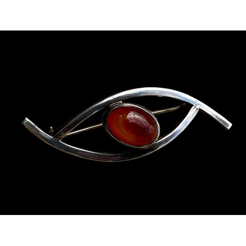 525 - A SILVER BROOCH SET WITH A CORNELIAN STONE