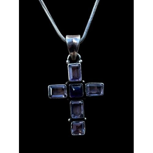 528 - A BEAUTIFUL SILVER AMETYST SET CROSS ON A SILVER CHAIN