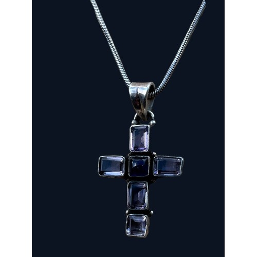 528 - A BEAUTIFUL SILVER AMETYST SET CROSS ON A SILVER CHAIN